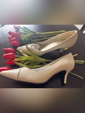 Easy Street Womens 8 Narrow Beige Nude Almond Toe Pumps Classic Dress Heels